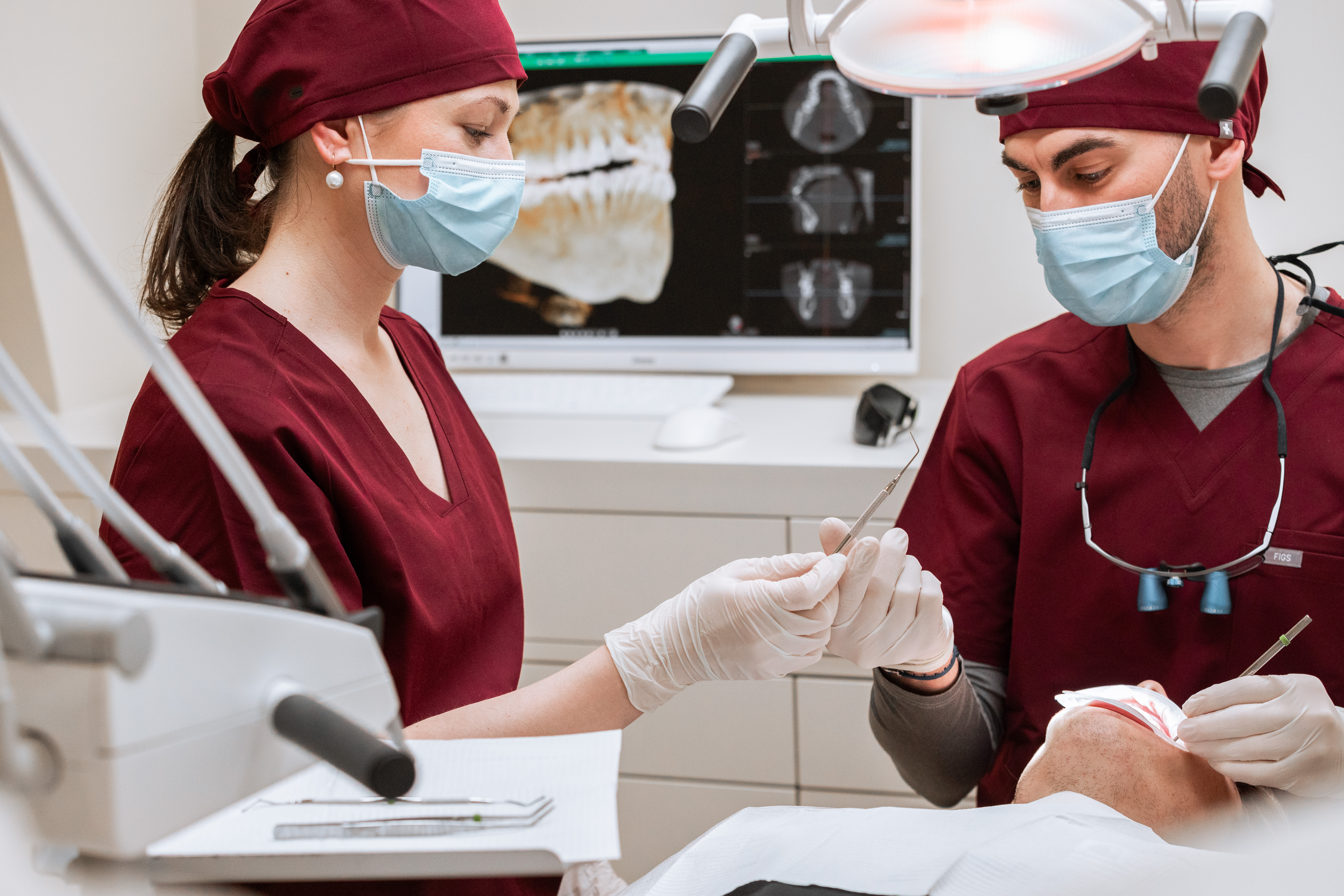 Dr Leuret en consultation implantologie Bordeaux